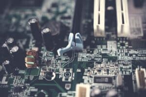 Auto elettriche e semiconduttori: come cambia il mercato tra crisi e strategie